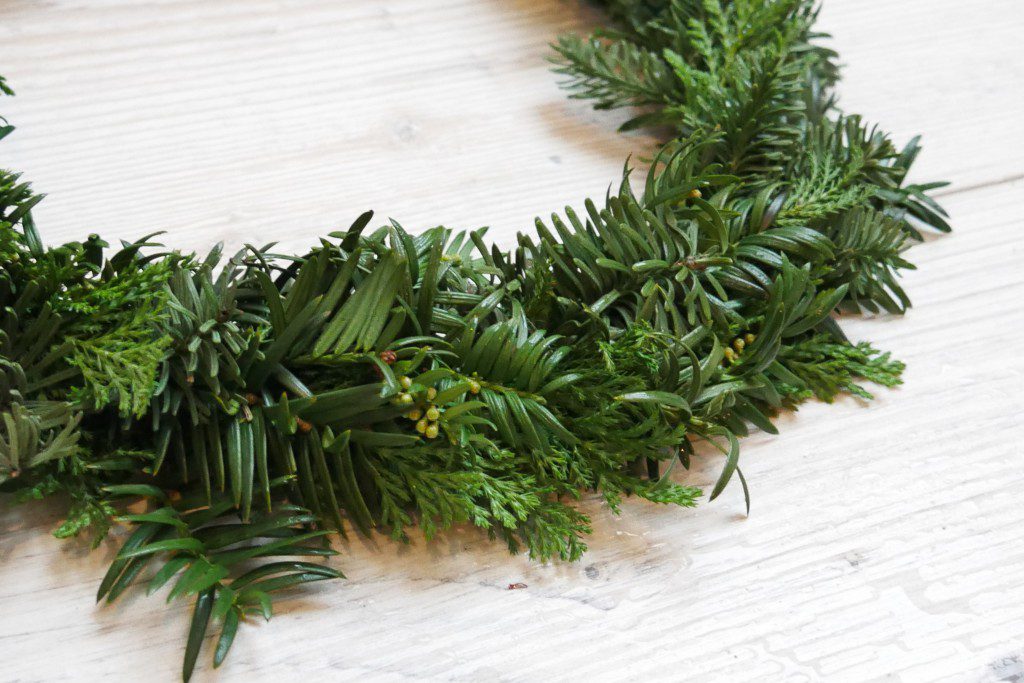 gebundener Adventskranz aus Thuja und Säuleneibe