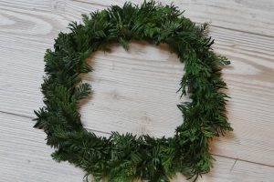auf Draht gebundener Adventskranz aus Koniferengrün