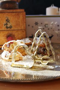 Stollenkonfekt mit Rosinen und Zitronat und Orangeat